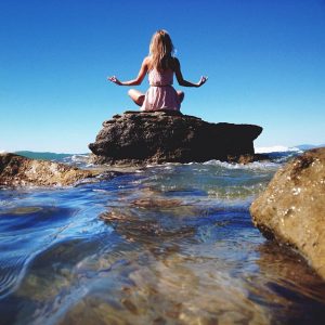 meditation-femme-plage